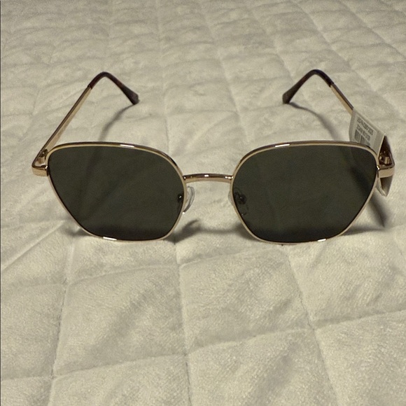Gold Frame Sunglasses - Picture 1 of 7